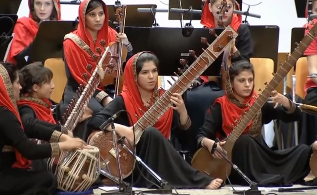 Orquesta de mujeres desafían a los talibanes para revivir el legado musical