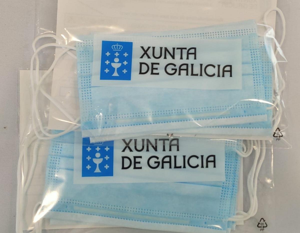A Xunta gasta case un millón de euros en máscaras co seu logo para repartir entre pensionistas e parados