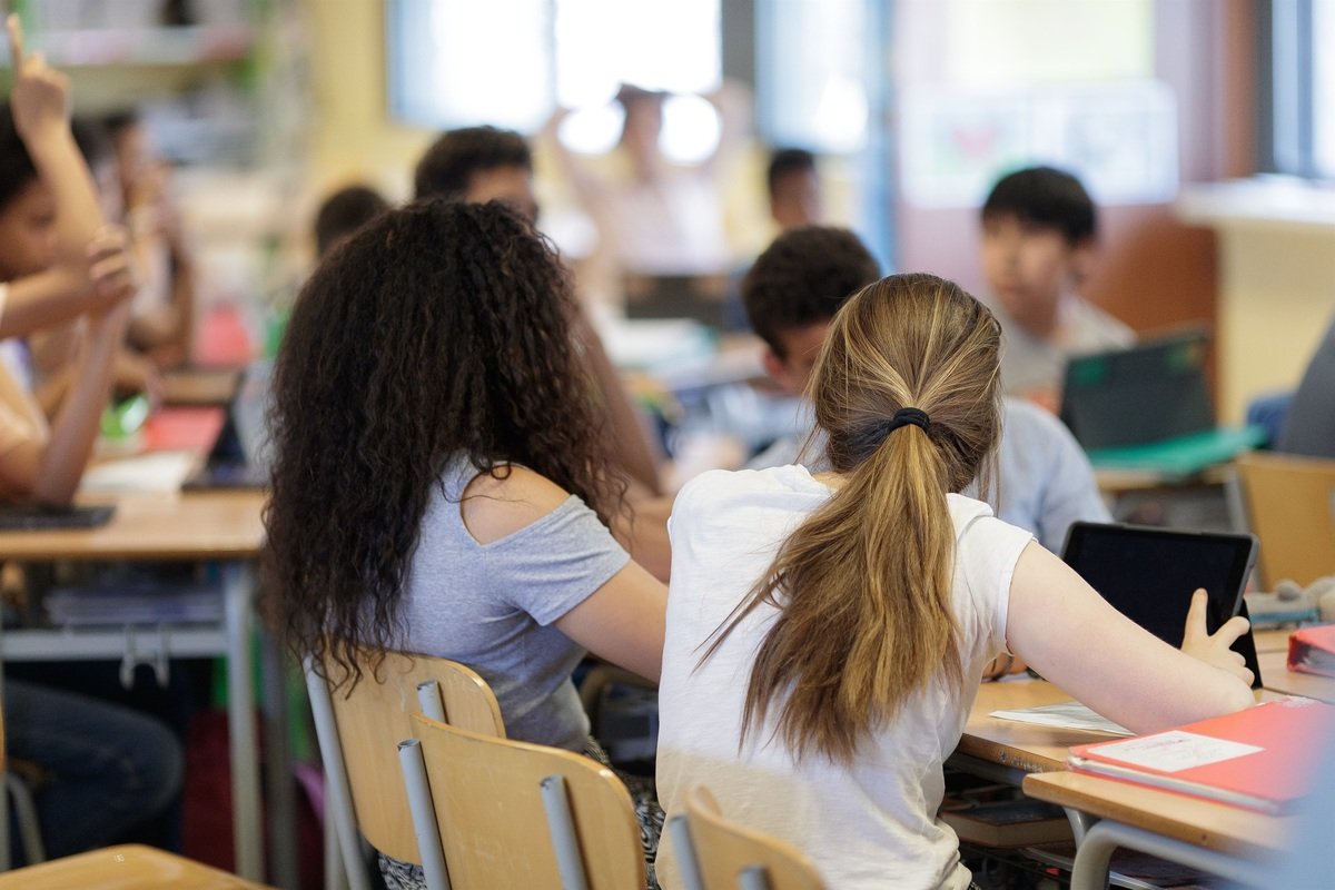 A Xunta liquida o fomento do galego en centros educativos responsabilizando á COVID-19