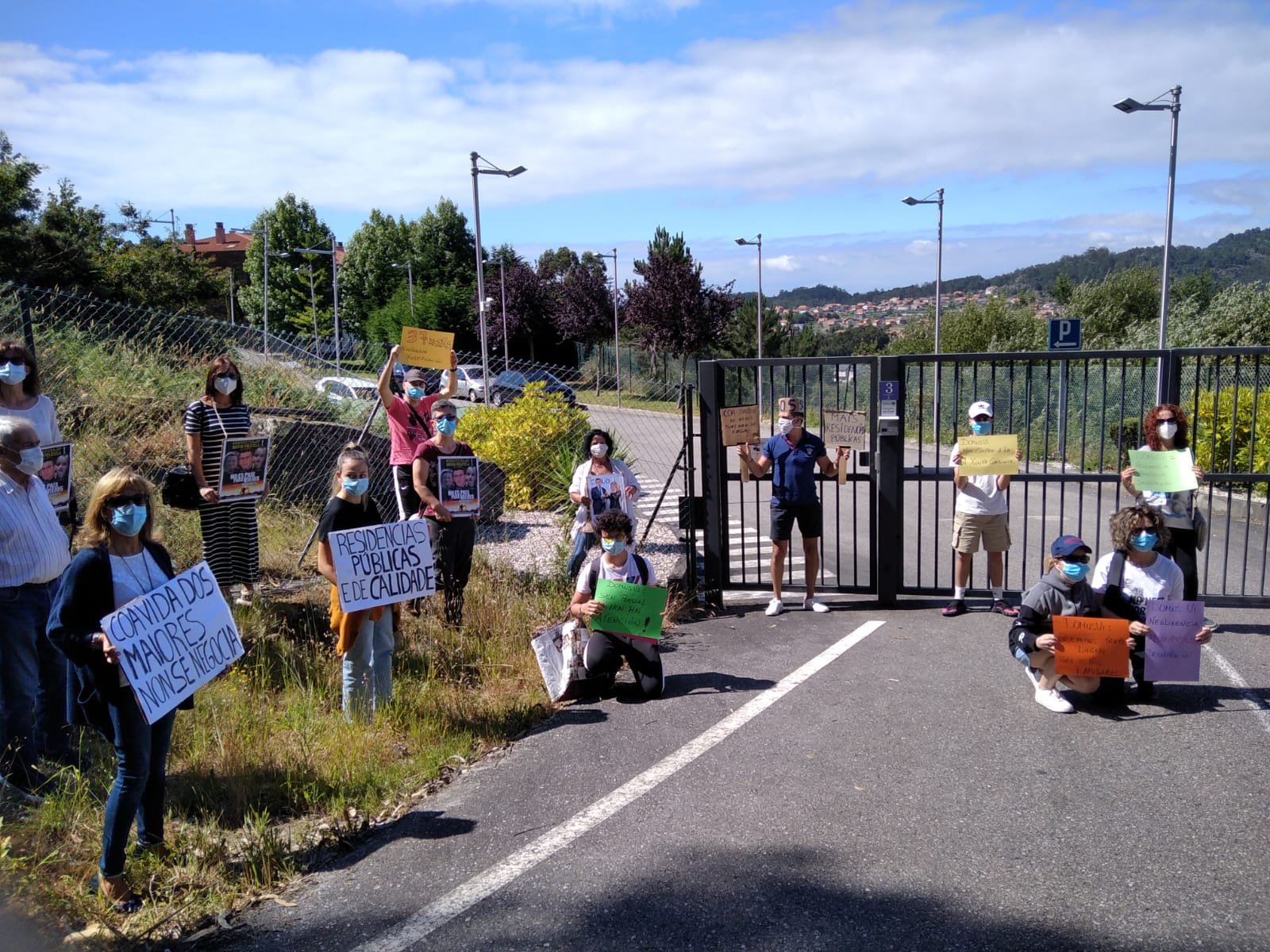 Familiares de residentes no centro DomusVi de Cangas protestan pola atención na pandemia