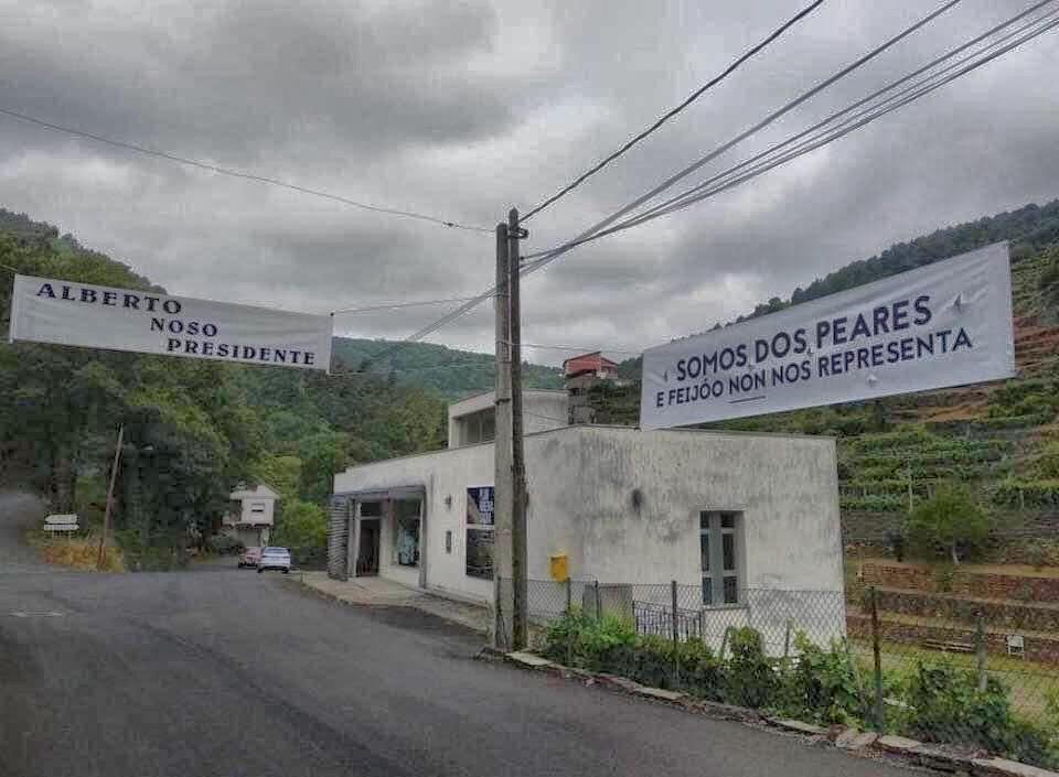 Os autores da pancarta contra Feijóo nos Peares denuncian presións: "hai unha caza de bruxas ordenada polos de arriba"