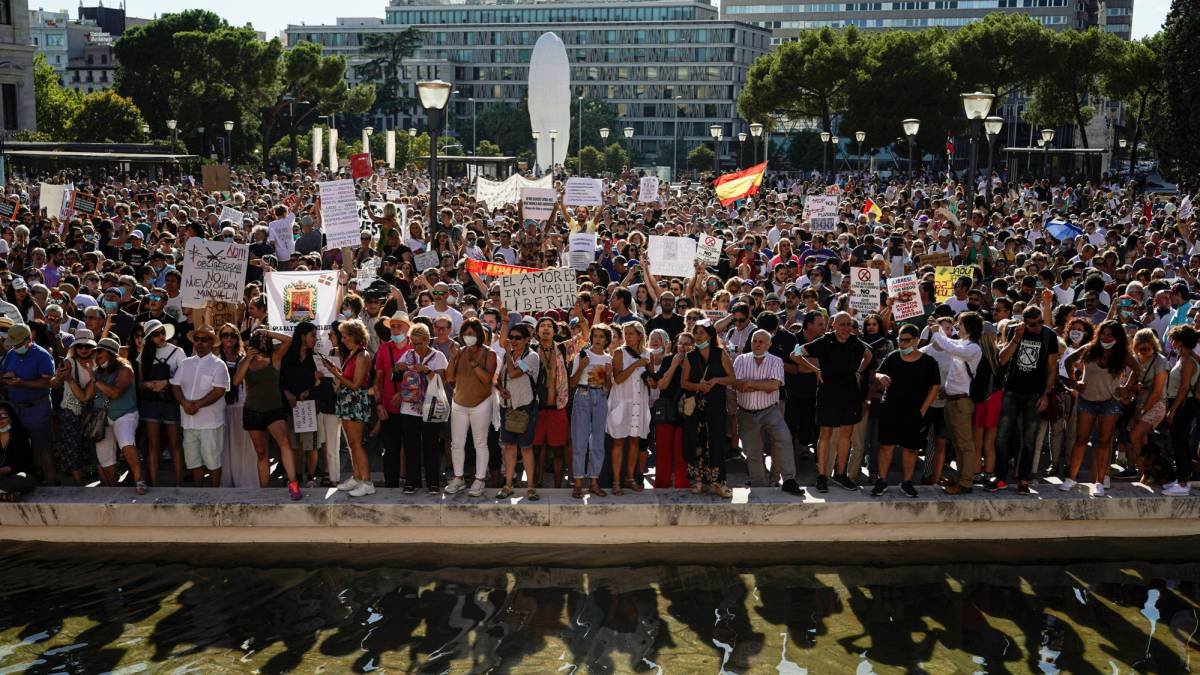 Manifestación antimascarillas en Madrid sin distancia social: "Queremos ver al virus" | actualidad