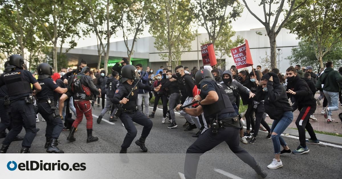 Fuertes cargas policiales y tres detenidos en una protesta frente a la Asamblea de Madrid en Vallecas contra los confinamientos selectivos