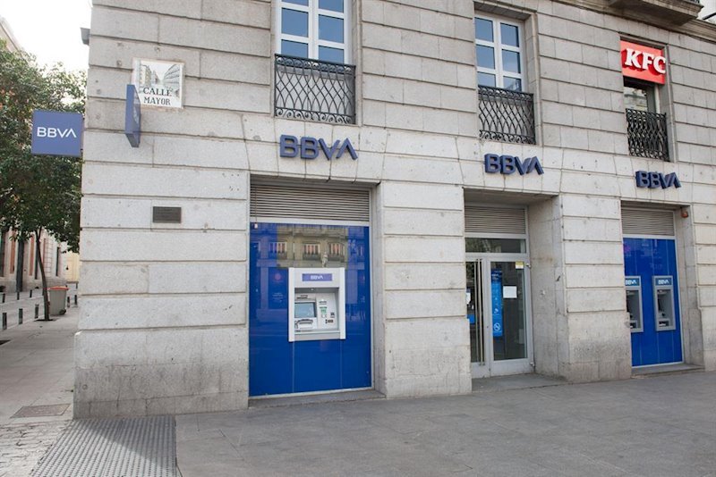 BBVA cobrará 2 euros por sacar dinero en caja y endurece su cuenta nómina - Bolsamanía.com