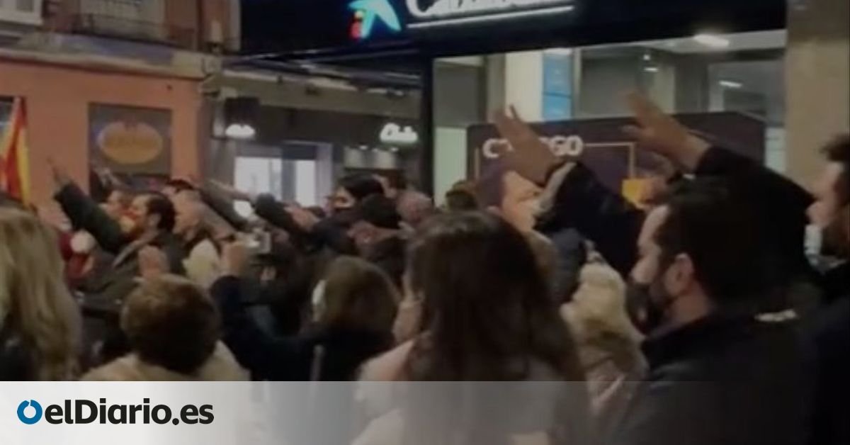 Decenas de franquistas cantan el 'Cara al Sol' con el brazo en alto en el centro de Valladolid