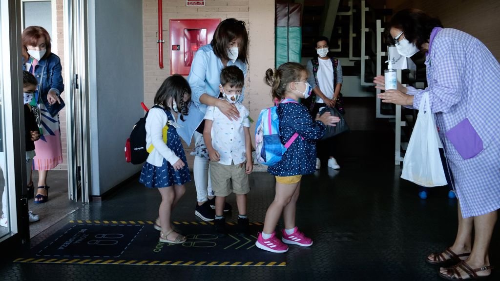 Malestar entre a comunidade educativa: os casos sospeitosos teñen que ir ás aulas