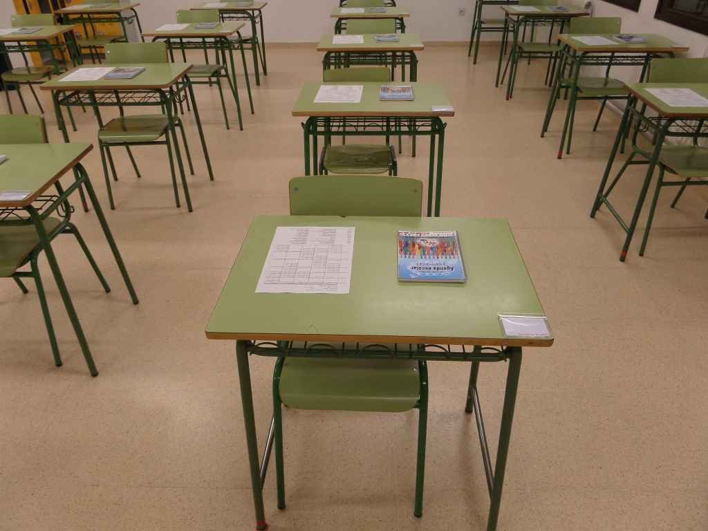 A decisión da Consellaría de que os casos sospeitosos teñen que ir ás aulas chega á xustiza