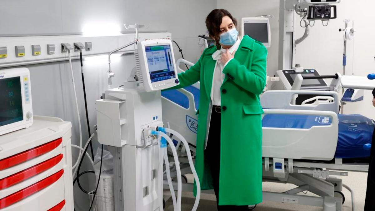 Ayuso contrata a una empresa para guardar la vacuna tras ofrecer a toda España su hospital de pandemias como almacén central