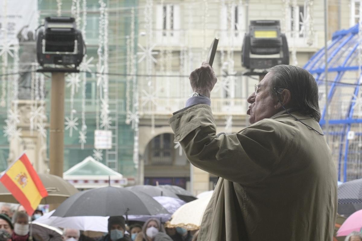 Paco Vázquez arrodéase de simpatizantes na Coruña para defender "a Constitución, a Transición e a Coroa"