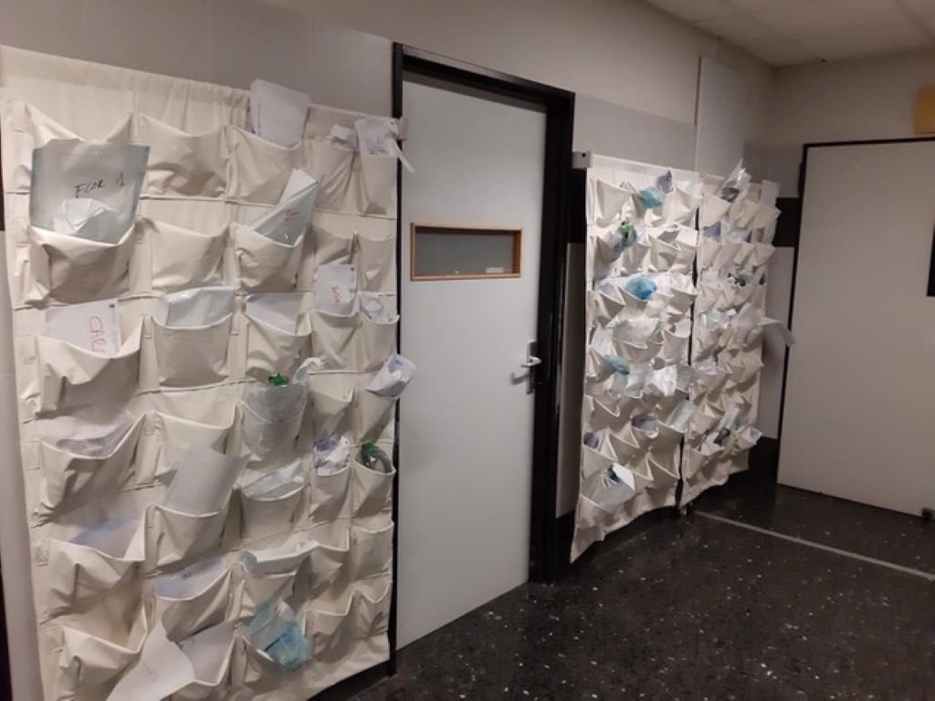 Máscaras pendurando da parede e fonendoscopios reparados con esparadrapo: a precariedade da UCI