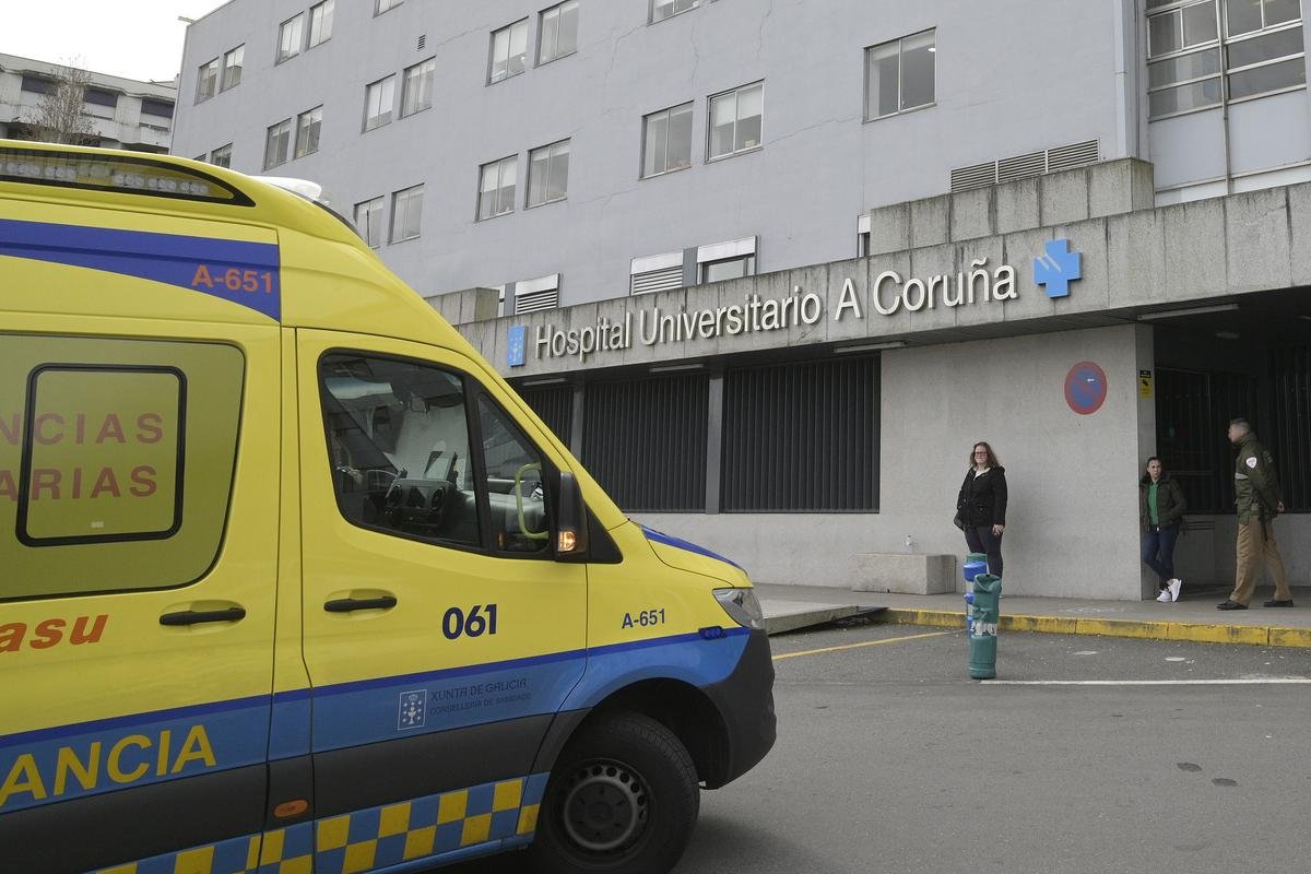 Un paciente covid abandonado diante dun hospital de madrugada