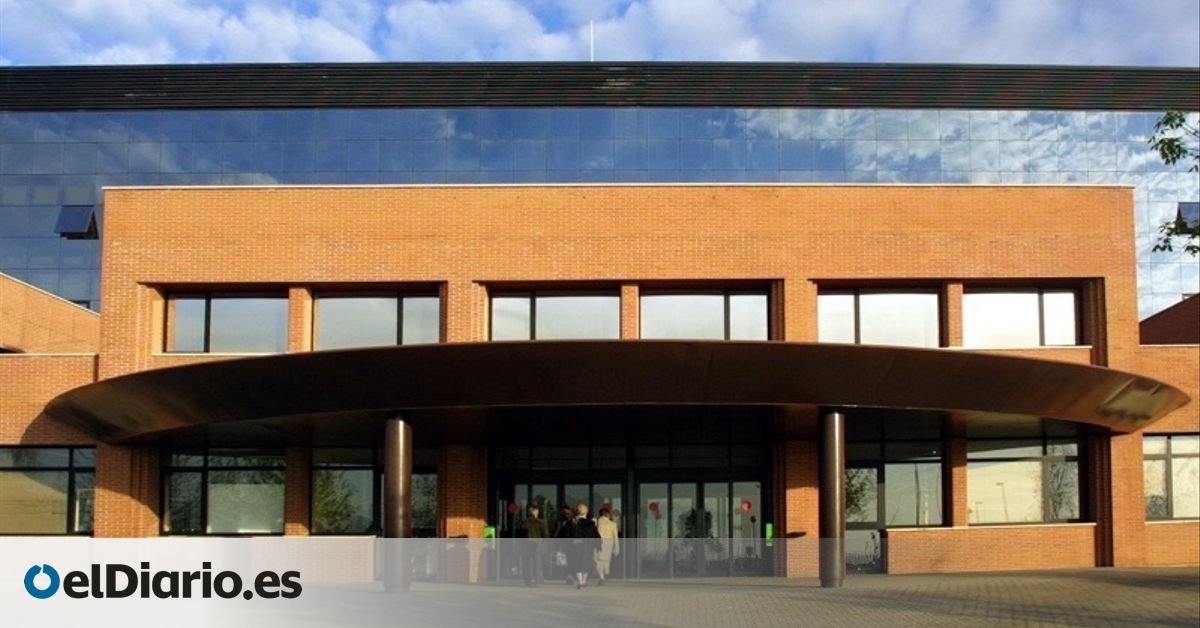 El hospital Sierrallana de Torrelavega vacunó a directivos, al quiosquero y al encargado de los televisores antes que a algunos sanitarios de primera línea