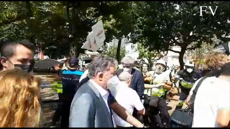 Boicot de Ence al pregón de la Peregrina con abucheos y lanzamientos de objetos a Lores - Faro de Vigo