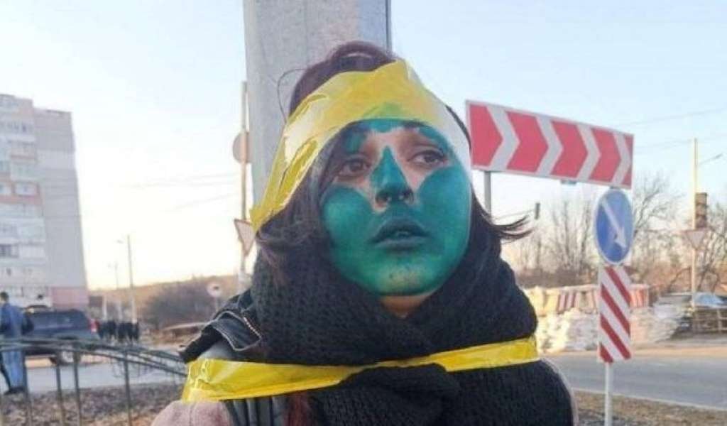 Por que en Ucraína pintan, ispen e atan persoas a sinais de tráfico e árbores?