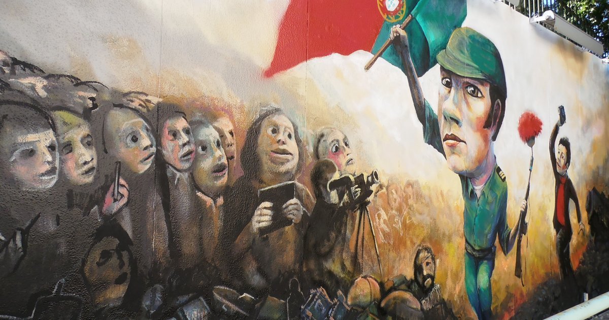 O 25 de abril, hora a hora: a revolución pacífica que cantou á liberdade - Praza Pública