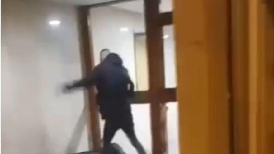 VIDEO AGRESIÓN INDIGENTE GIJÓN : Detienen a dos lalinenses por grabar y divulgar la paliza a un sintecho en Gijón