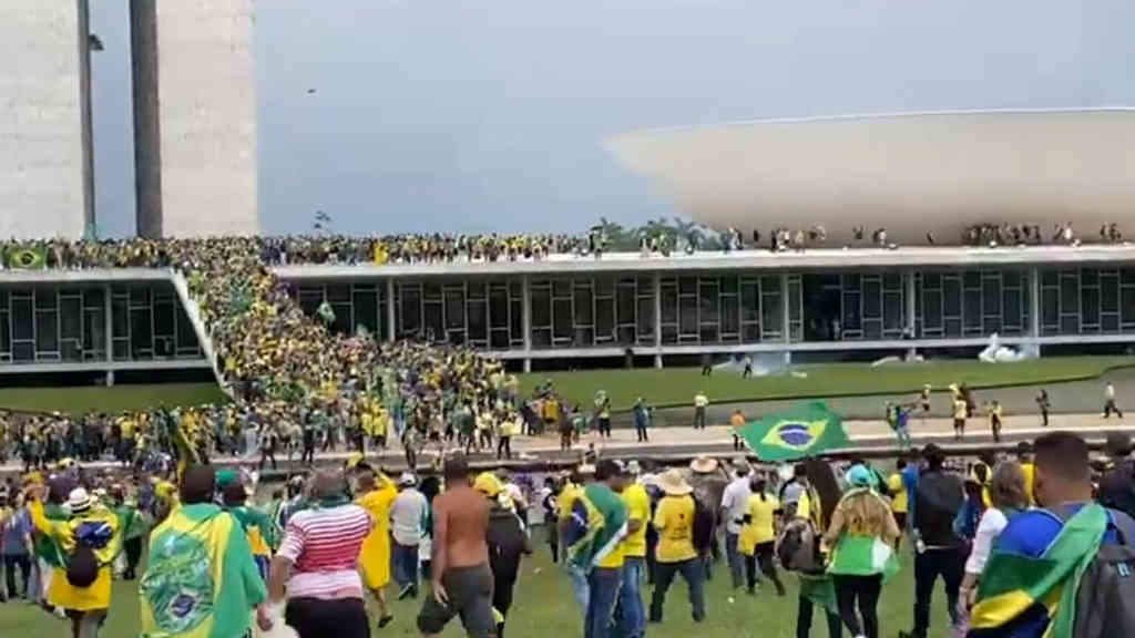Seguidores de Bolsonaro invaden o Congreso brasileiro e enfróntanse coa policía