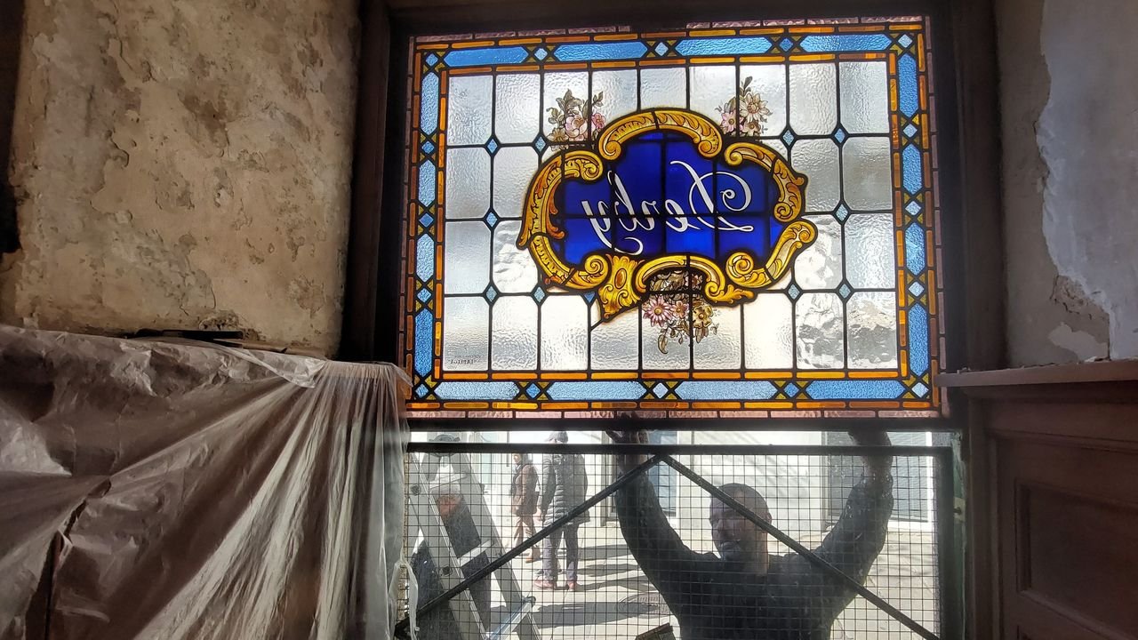 As vidreiras do café Derby volven ao seu lugar tras recobrar a súa cor e comezan a dar forma á cervexería Morriña