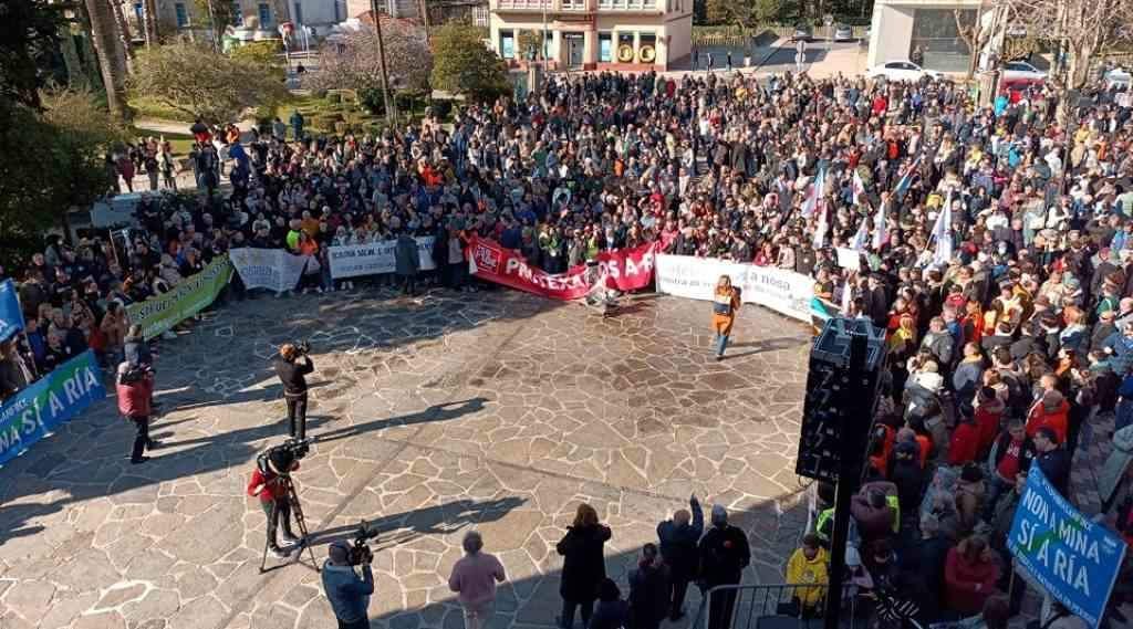 Milleiros de persoas protestan en Noia contra a autorización de verteduras da mina de ...
